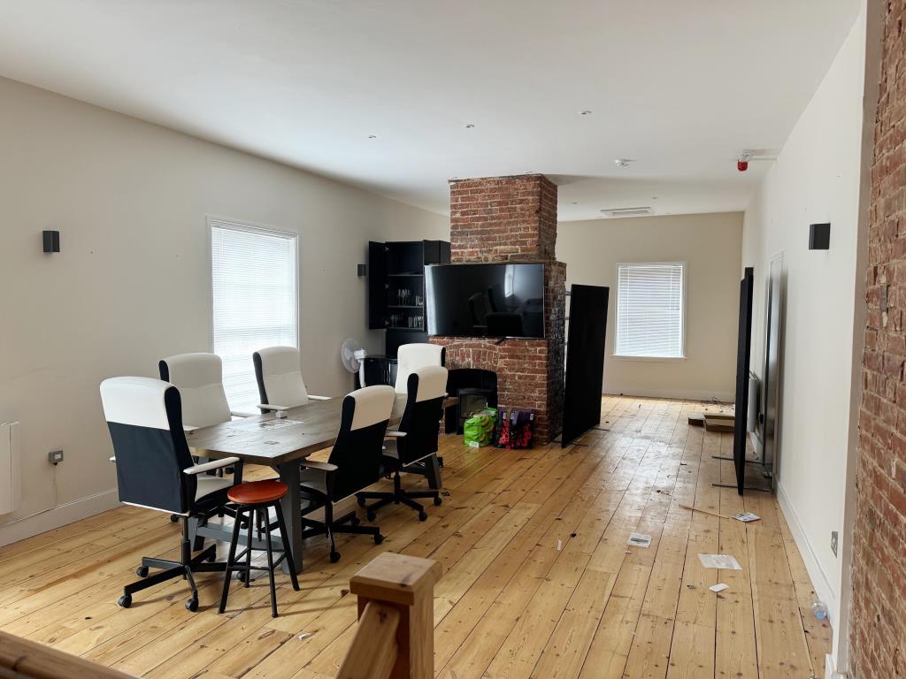 Lot: 43 - CITY CENTRE COMMERCIAL INVESTMENT AND ADJACENT VACANT COMMERCIAL PREMISES WITH POTENTIAL - First floor of No 3